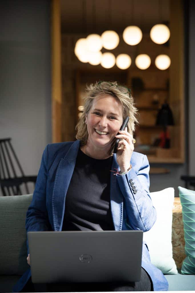 collega telefonisch in gesprek